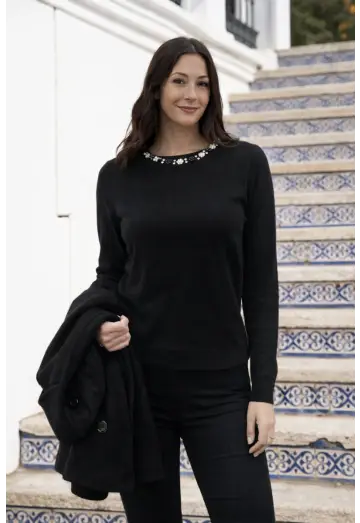 ALFI STRIK MED SMUKKE PERLER/STEN I HALS KANT SORT 