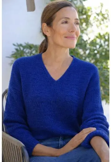 ELINA STRIK V-HALS ROYAL BLÅ