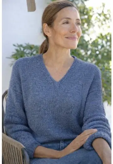 ELINA STRIK V-HALS DUEBLÅ